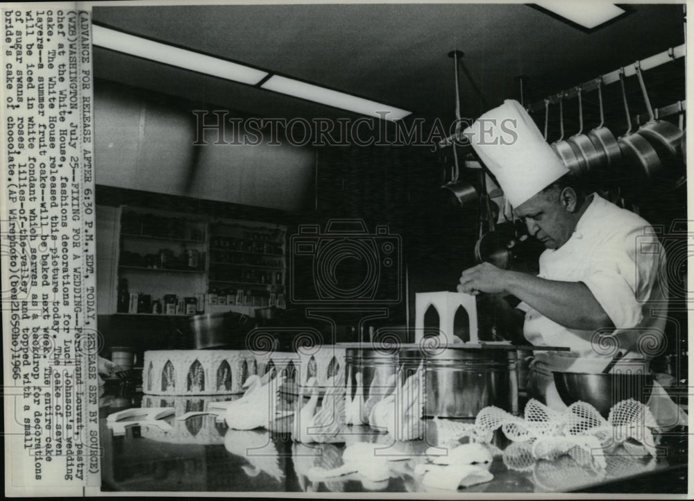 1966 Press Photo Chef Louvat decorating Johnson&#39;s 7 layer wedding cake - Historic Images