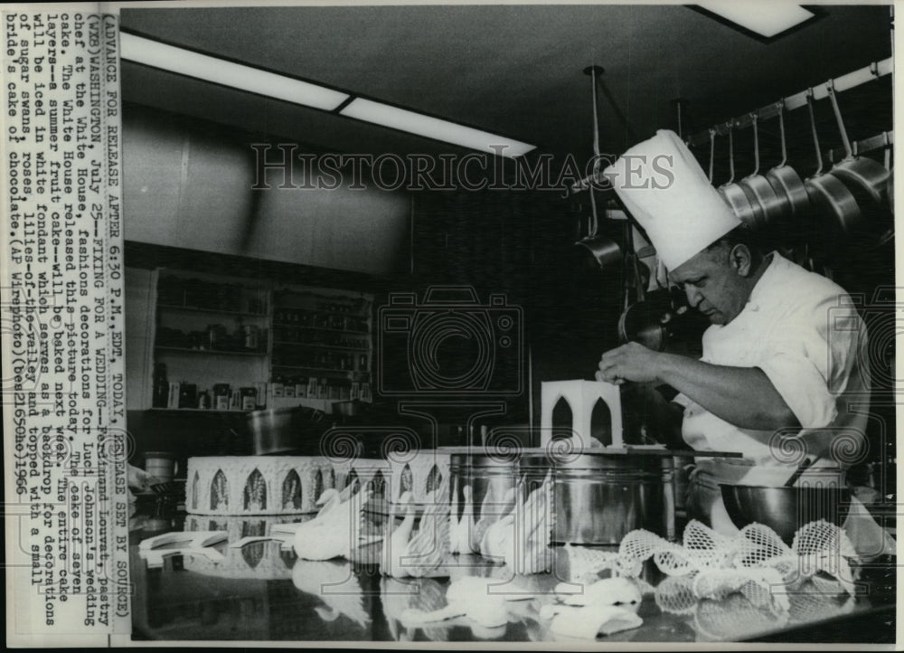 1966 Press Photo Chef Louvat decorating Johnson's 7 layer wedding cake - Historic Images