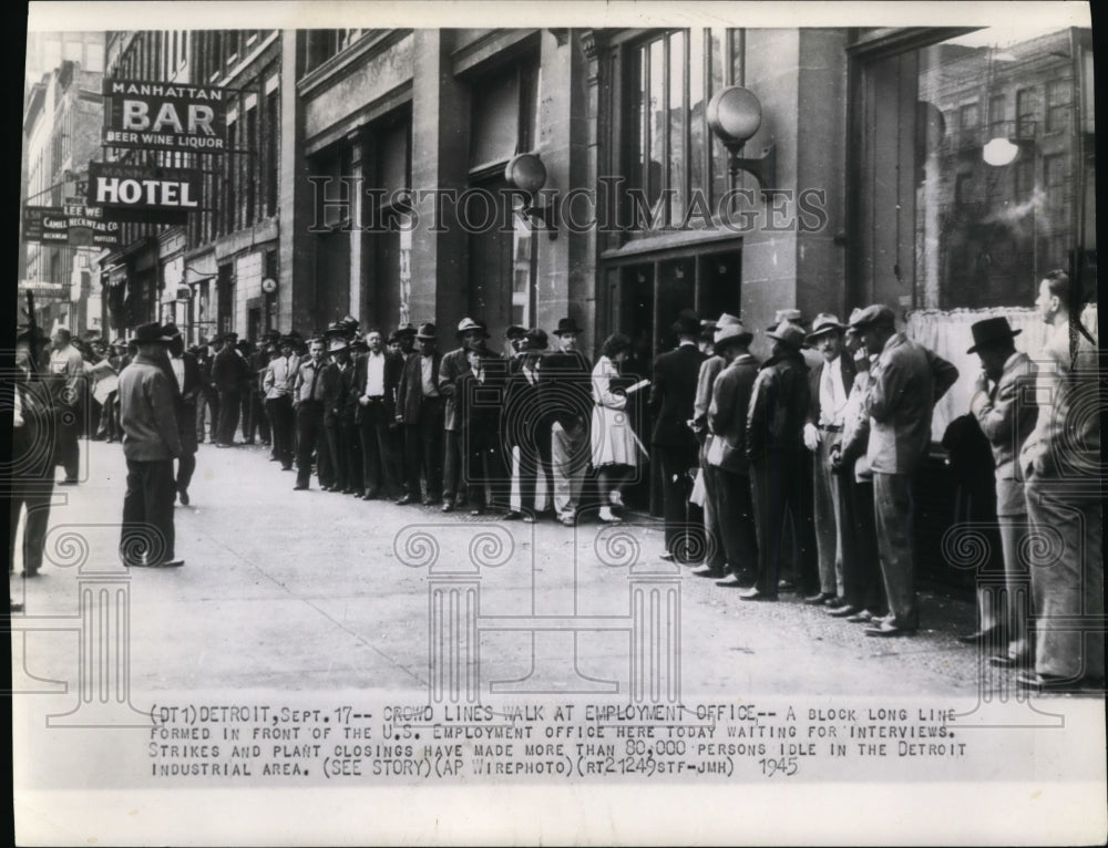 1945 Press Photo Long Lines in US employment office waiting for interviews - Historic Images