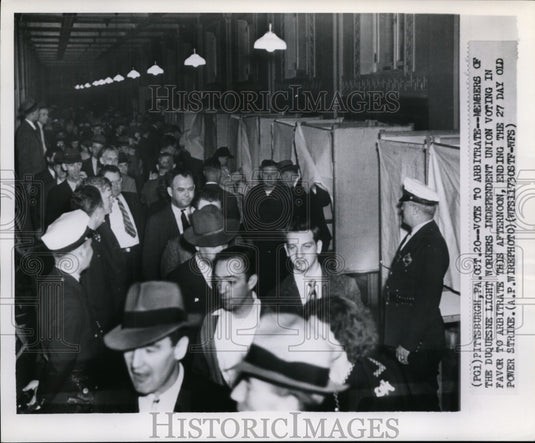 1946 Press Photo Duquesne Light Workers Independent Union vote to arbitrate - Historic Images
