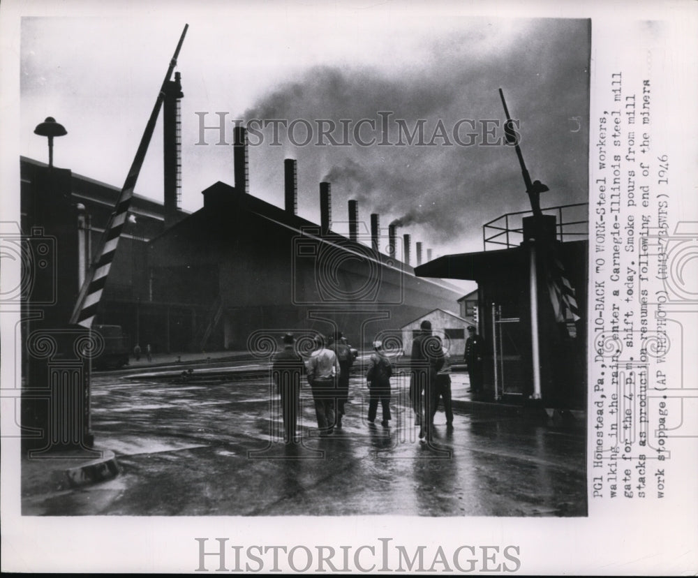 1946 Press Photo Steel workers enter Carnegie-Illinois steel mill gate - Historic Images