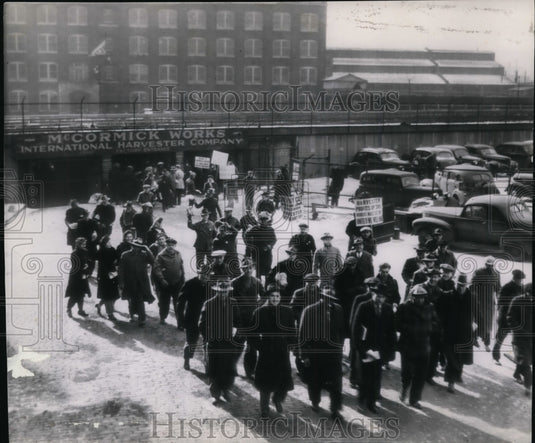 1946 Press Photo Chicago plant of Int'l Harvester Co walk out as strike begins - Historic Images