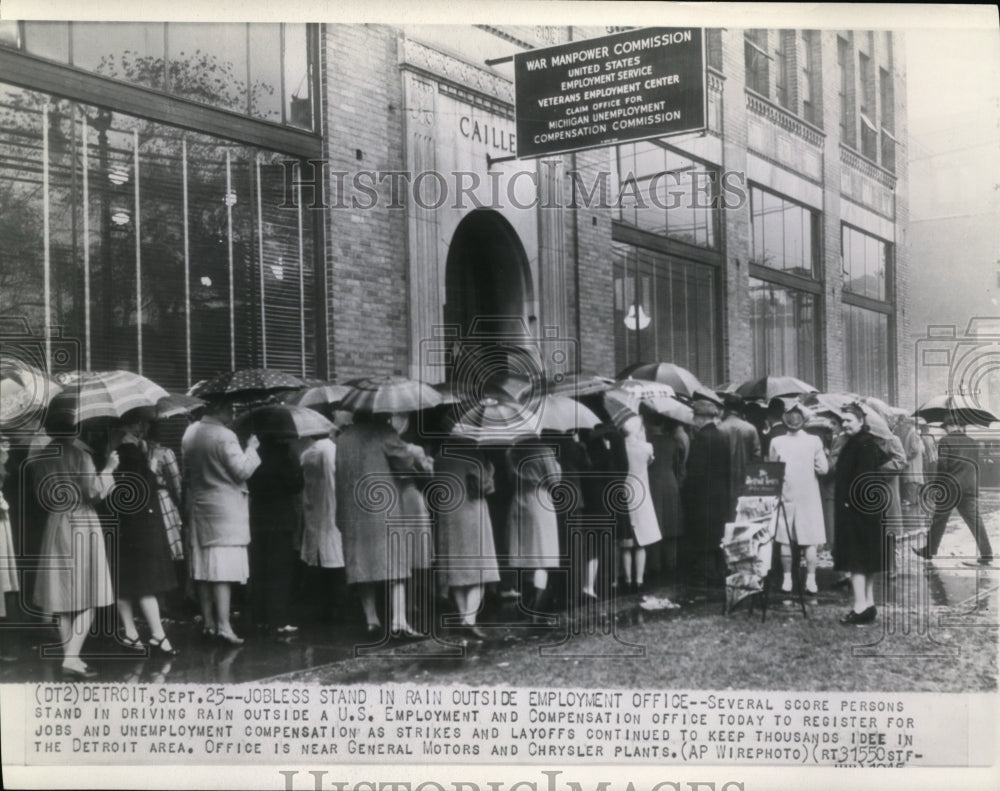 1948 Press Photo Jobless stand in rain at US Employment &amp; Compensation office - Historic Images