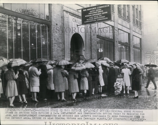 1948 Press Photo Jobless stand in rain at US Employment & Compensation office - Historic Images