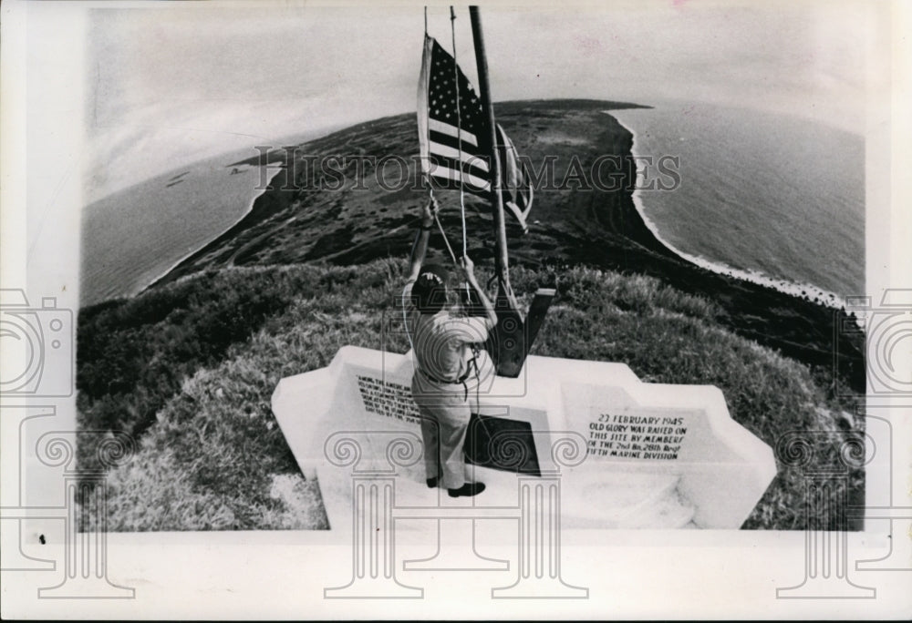 1965 Press Photo U.S.Flag waves as Capt.William  Brayan untagles at Mt.Suribachi - Historic Images