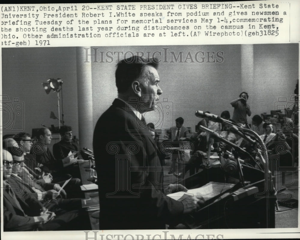 1971 Press Photo Kent State Pres. Robert I.White speaks to Newsman from Podium. - Historic Images