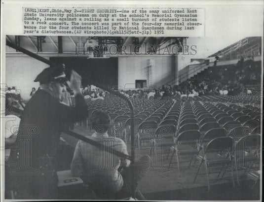 1971 Press Photo Policeman duty at Kent State Univesity Memorial Gymnasium - Historic Images