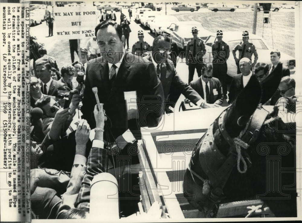 1969 Press Photo Gov. Nunn in 26 GOP gets mule from Poor People Coalition - Historic Images