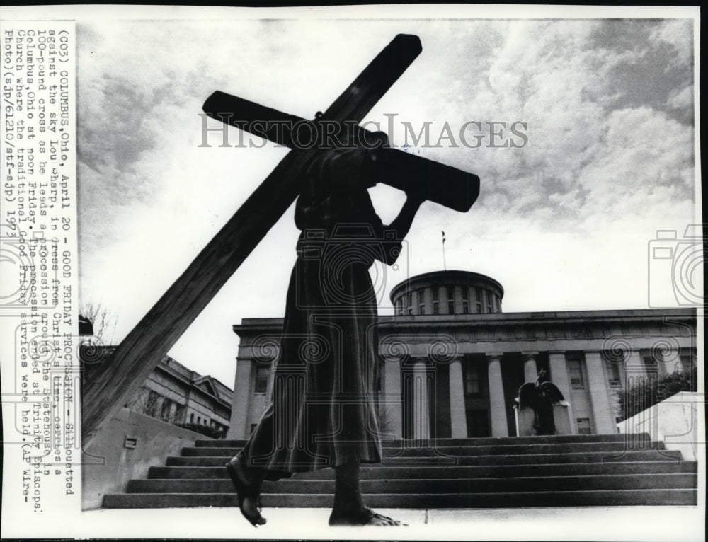 1973 Press Photo Good Friday procession around Statehouse in Columbus, Ohio - Historic Images