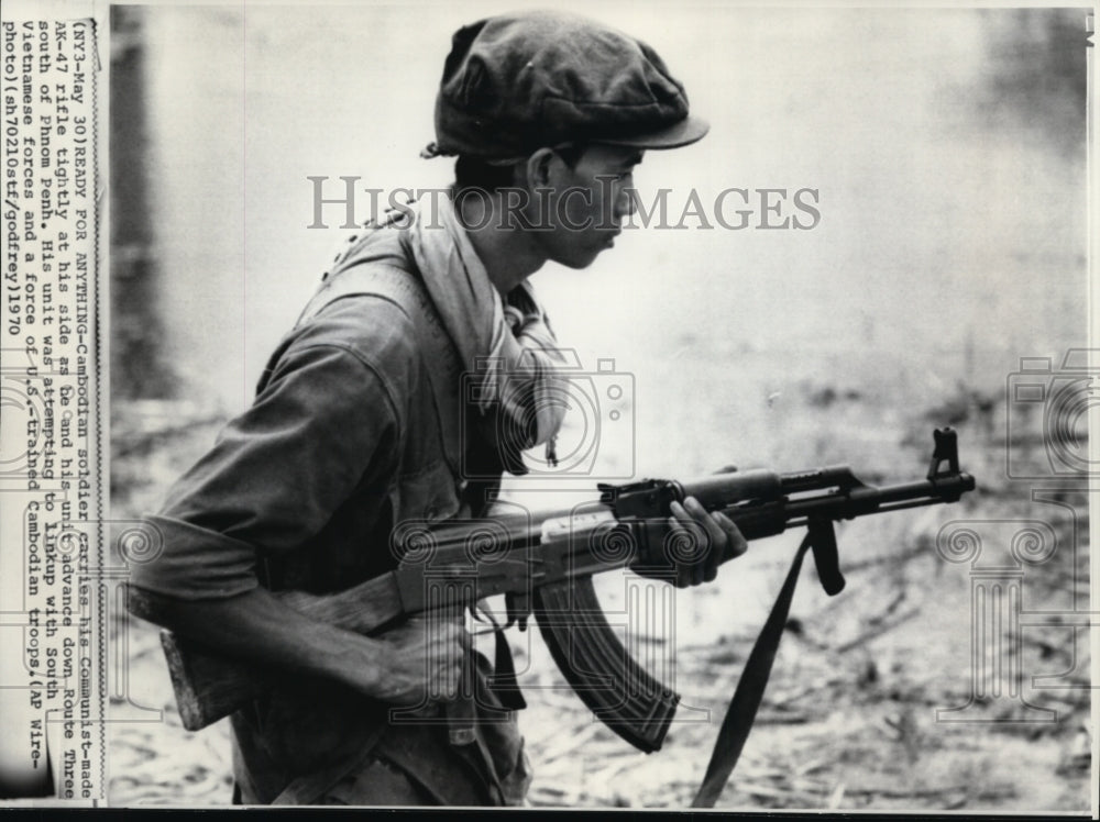 1970 Press Photo Cambodian soldier with 47 rifle as they down in Pnom Penh - Historic Images
