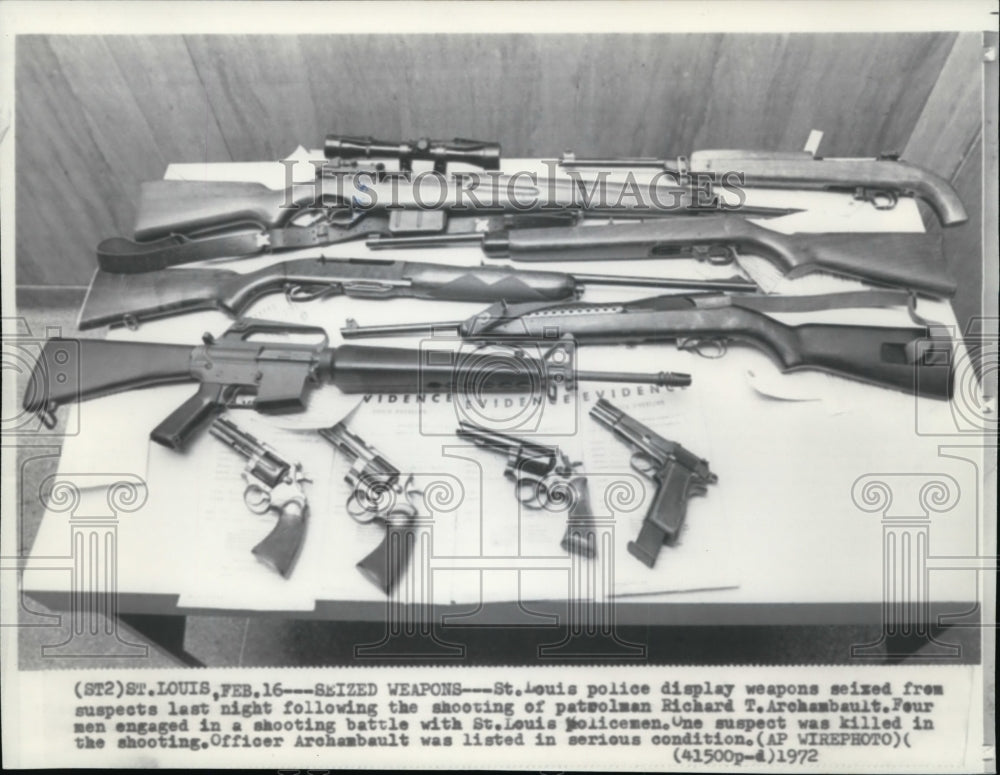 1972 Press Photo Seized weapons displayed by St. Louis police after shooting - Historic Images