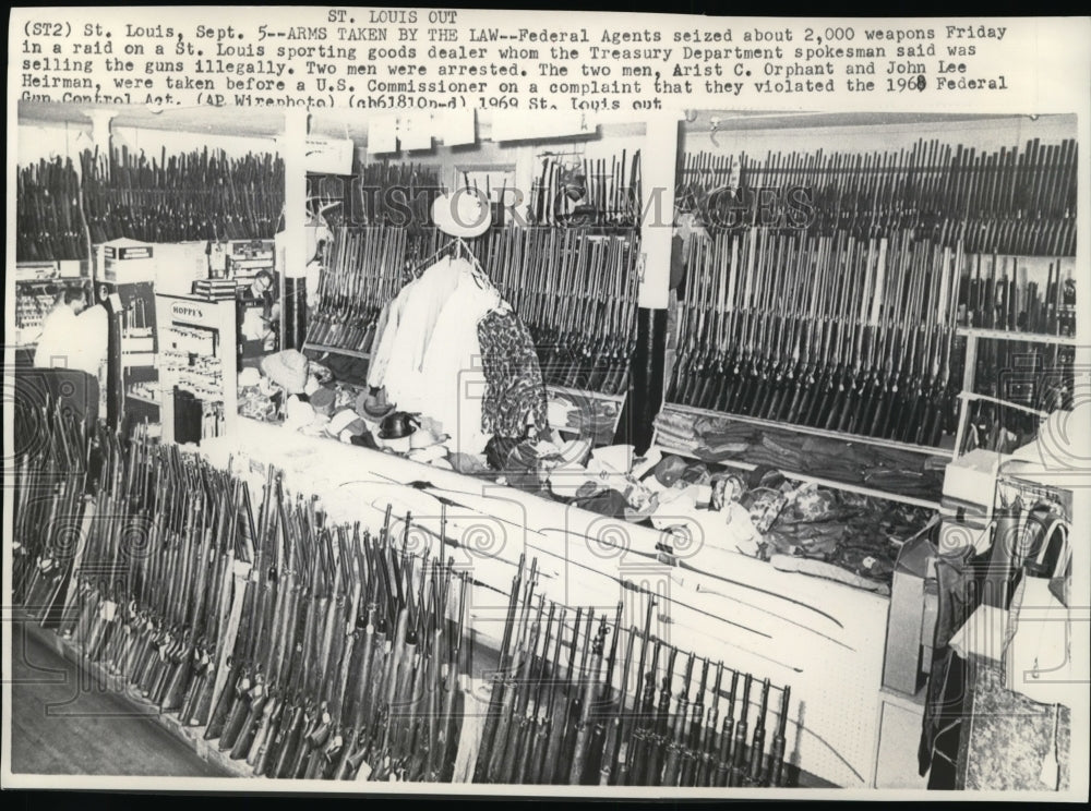 1969 Press Photo Seized guns from raid in St. Louis sporting goods - Historic Images
