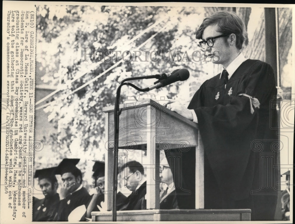 1969 Press Photo Ron D. Lare of Democratic Society addresses graduating Class. - Historic Images