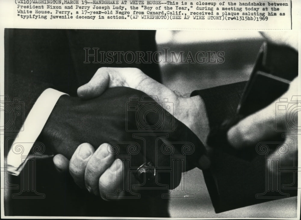 1969 Press Photo Hanshakes of President Nixon and Perry Joseph Ludy. - Historic Images