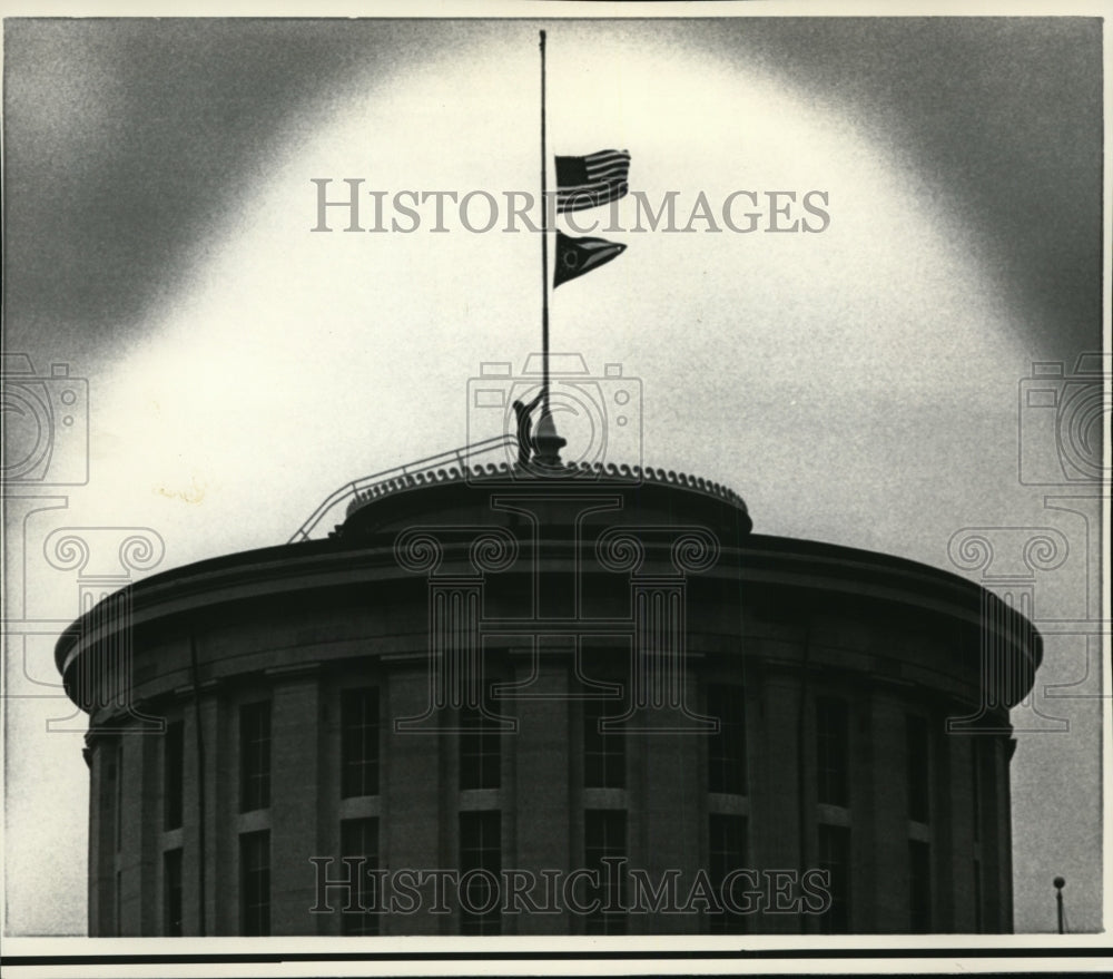 1969 Press Photo Lowe lowers US &amp; Ohio flags to in memory of Pres. Eisenhower - Historic Images