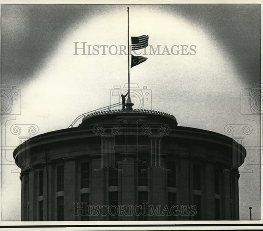 1969 Press Photo Lowe lowers US & Ohio flags to in memory of Pres. Eisenhower - Historic Images