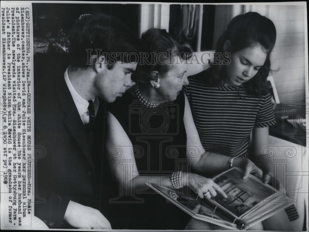 1969 Press Photo Mrs, Eisenhower and children shows her album of White House - Historic Images