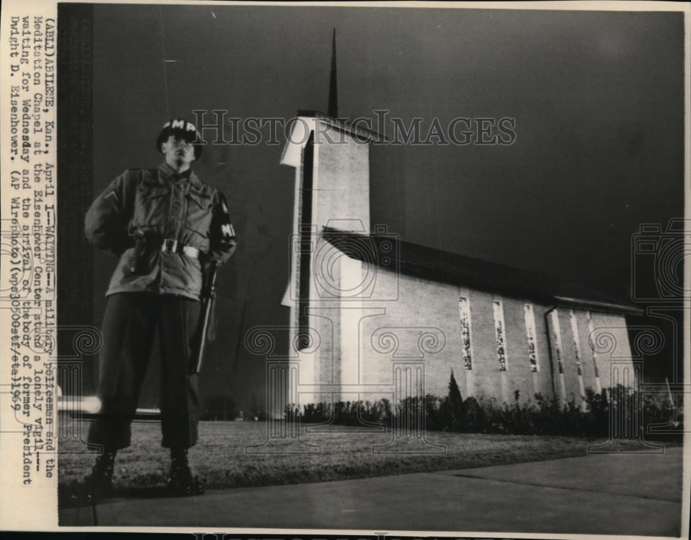 1969 Press Photo Policemen at Meditation Chapel in Eisenhower center waiting - Historic Images