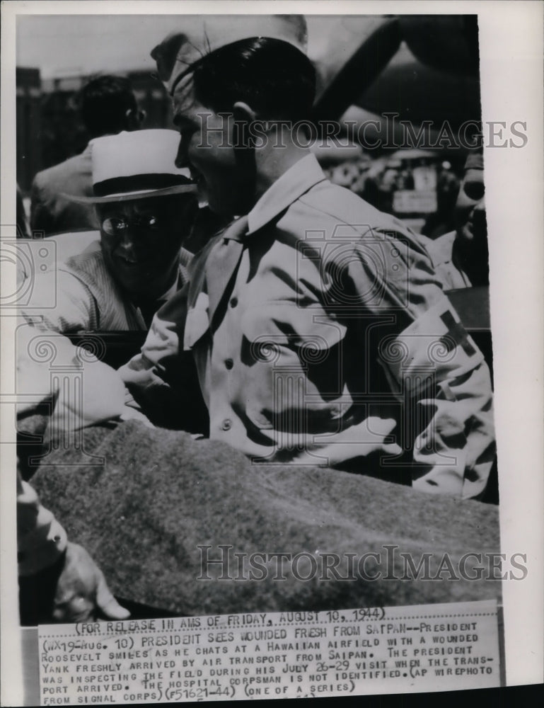 1944 Press Photo Pres.Roosevelt at the Hawaiian Airfield saw wounded from Saipan - Historic Images