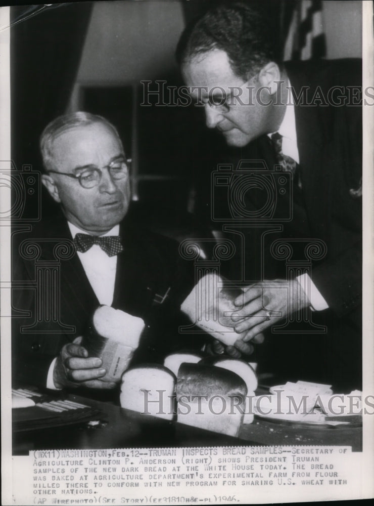 1946 Press Photo Sec. Agriculture Clinton Anderson &amp; President Truman with Bread-Historic Images