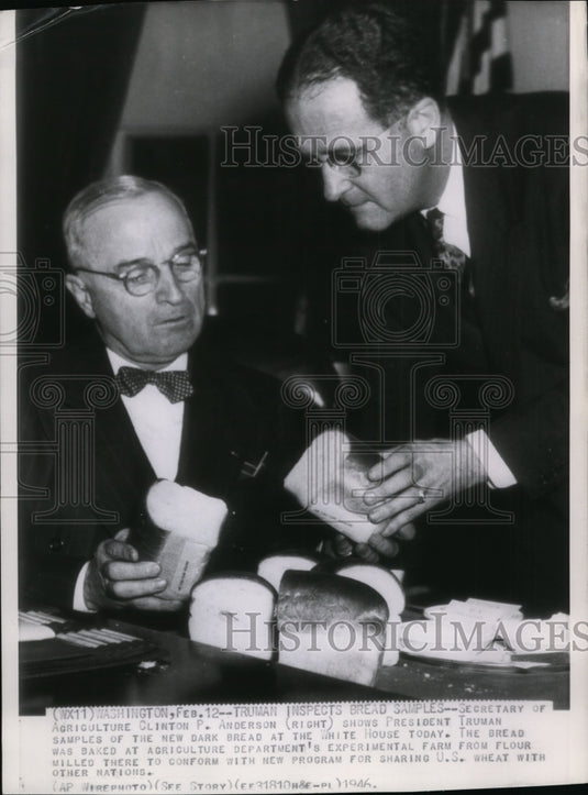 1946 Press Photo Sec. Agriculture Clinton Anderson & President Truman with Bread-Historic Images