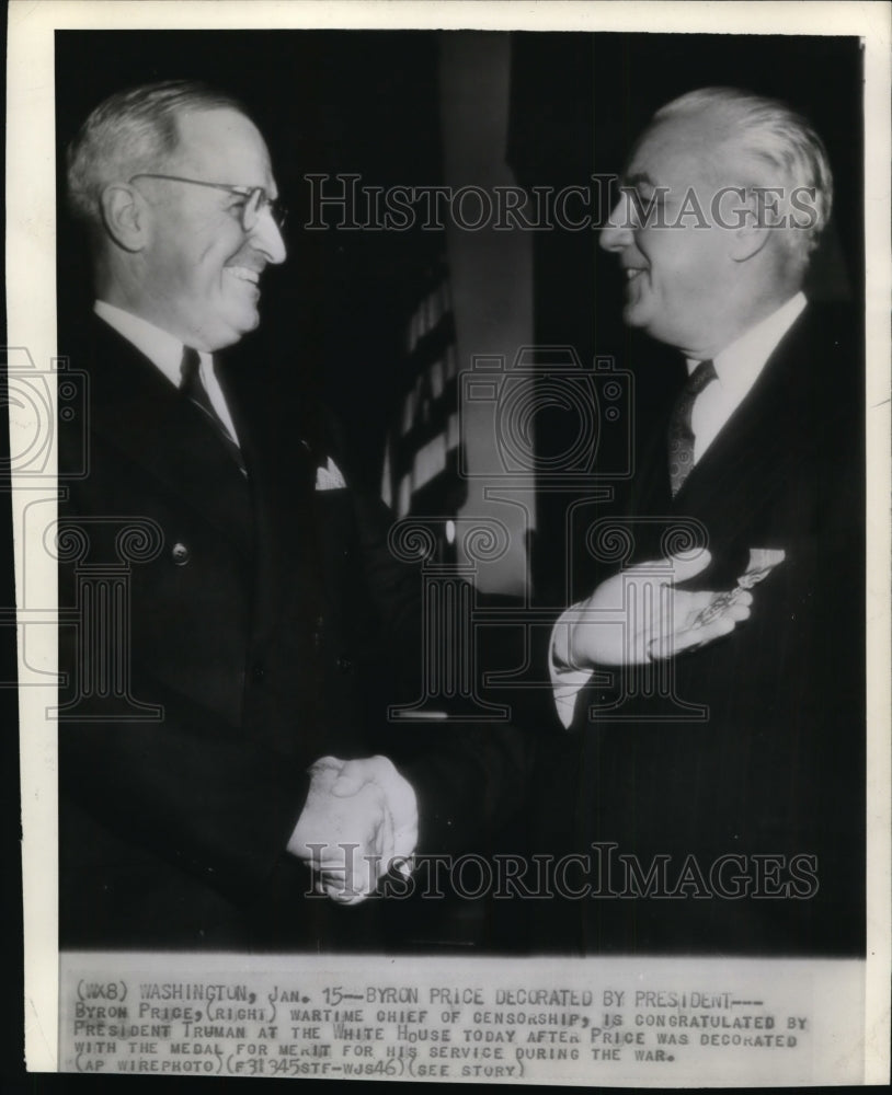 1946 Press Photo President Truman Congratulates Byron Price for Medal for Merit - Historic Images