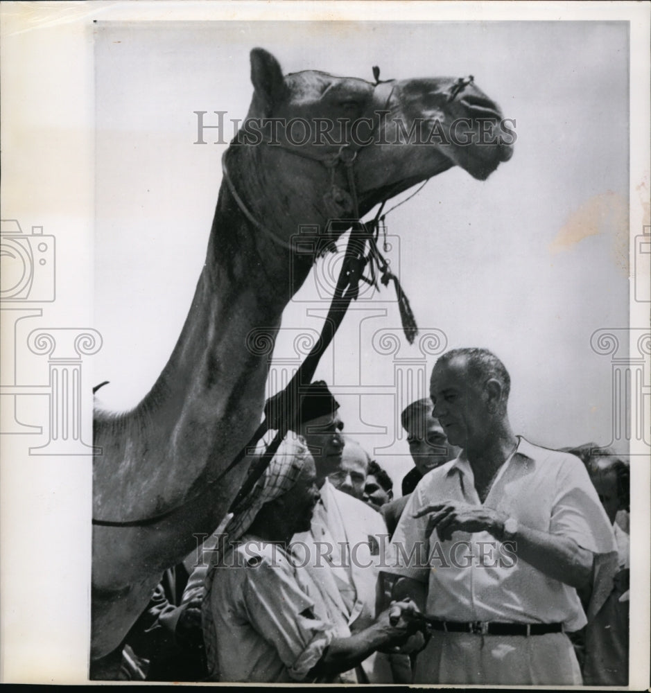 1961 Press Photo Vice President Lyndon B Johnson with camel cart driver - Historic Images