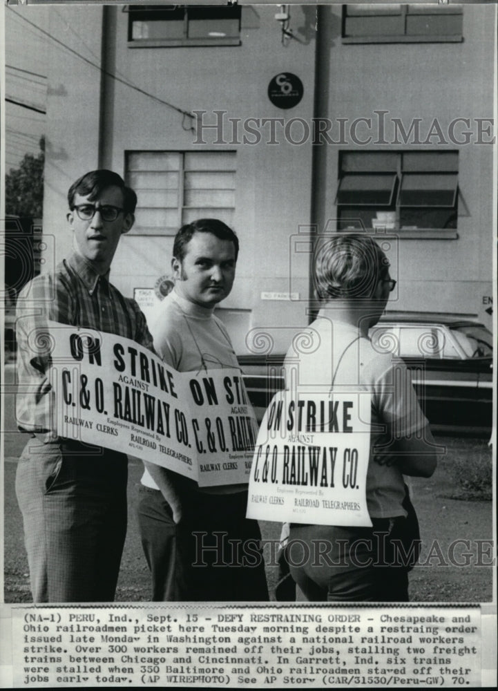 1970 Press Photo Chesapeake and Ohio railroadmen on picket in Washington-Historic Images