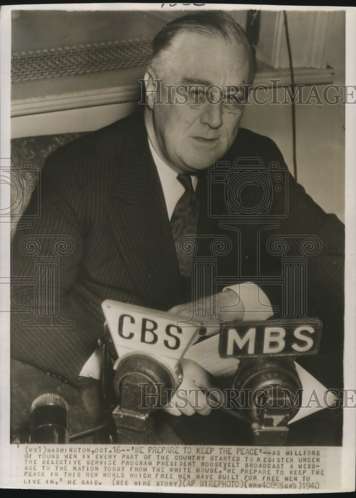 1940 Press Photo Pres. Roosevelt broadcasting a message to the nation - Historic Images