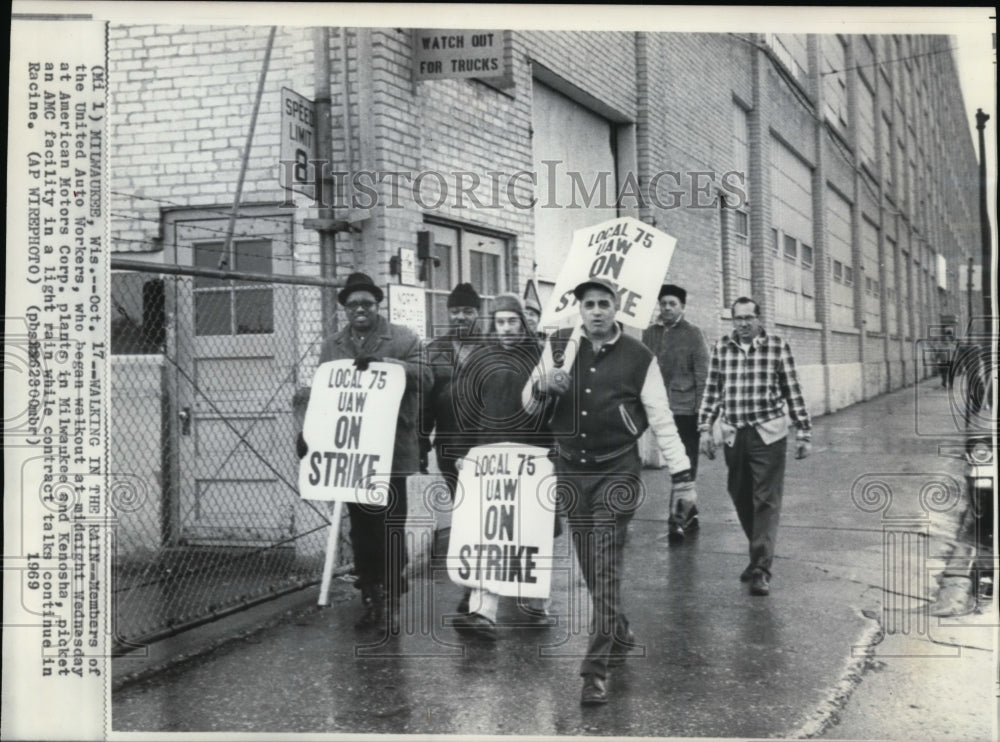 1969 Press Photo Members of the United Auto Workers Union on strike in Milwaukee - Historic Images