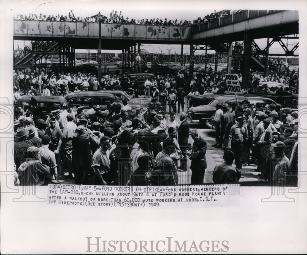 1949 Press Photo Union workers assembled outside of Ford&#39;s Rouge Plant, Detroit. - Historic Images