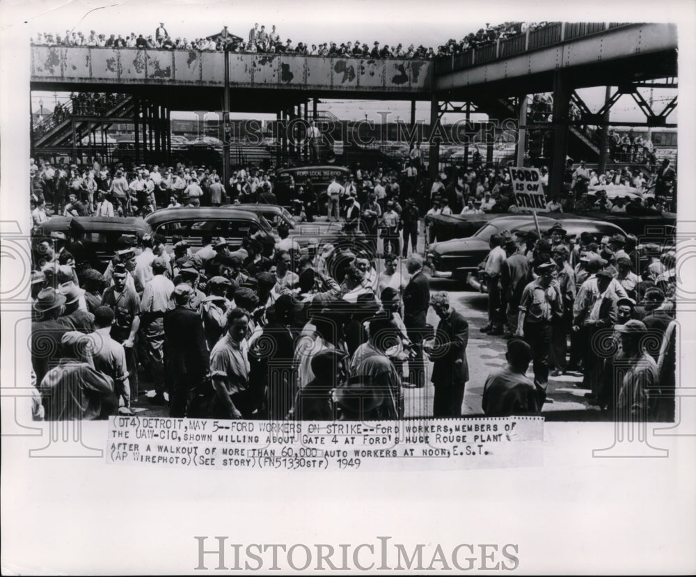 1949 Press Photo Union workers assembled outside of Ford's Rouge Plant, Detroit. - Historic Images