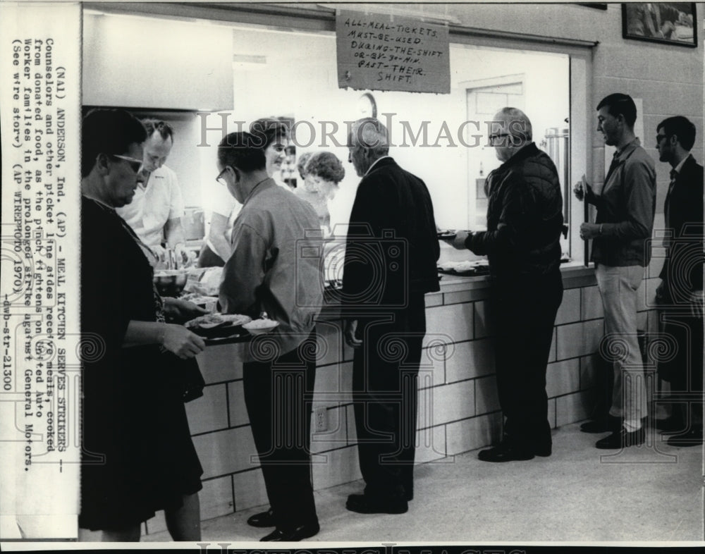 1970 Press Photo Union strikers of General Motors gather for food in Anderson. - Historic Images