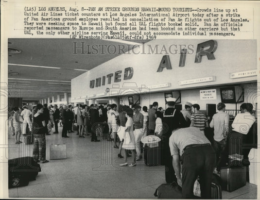 1969 Press Photo Crowds lineup at United Airlines at Los Angeles Intl Airport-Historic Images