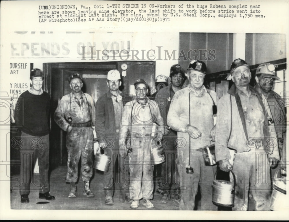 1971 Press Photo Workers of the huge Robena complex leaving Mine before strike. - Historic Images