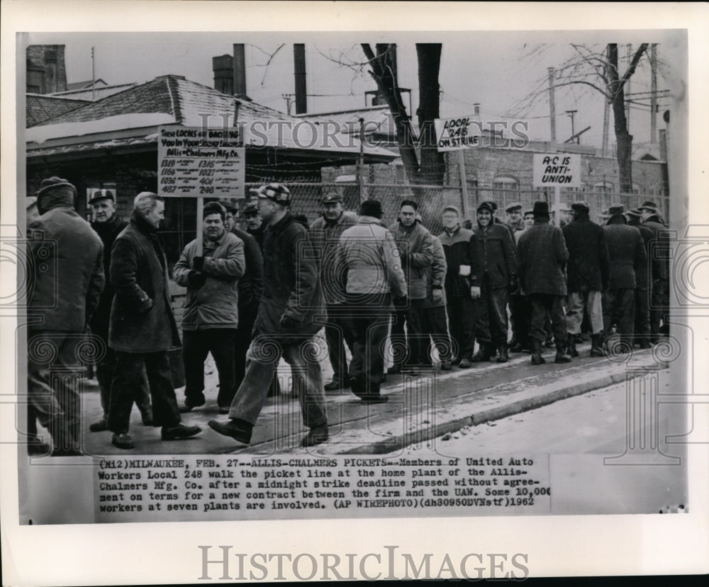 1962 Press Photo United Auto Workers pickets in front of Allis-Chalmer Mfg. Co.- Historic Images