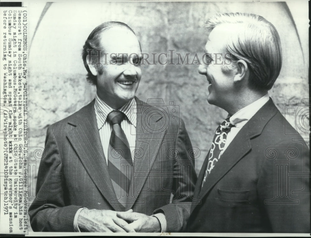 1971 Press Photo US Sen George McGovern with Ohio Gov John J Gilligan - Historic Images