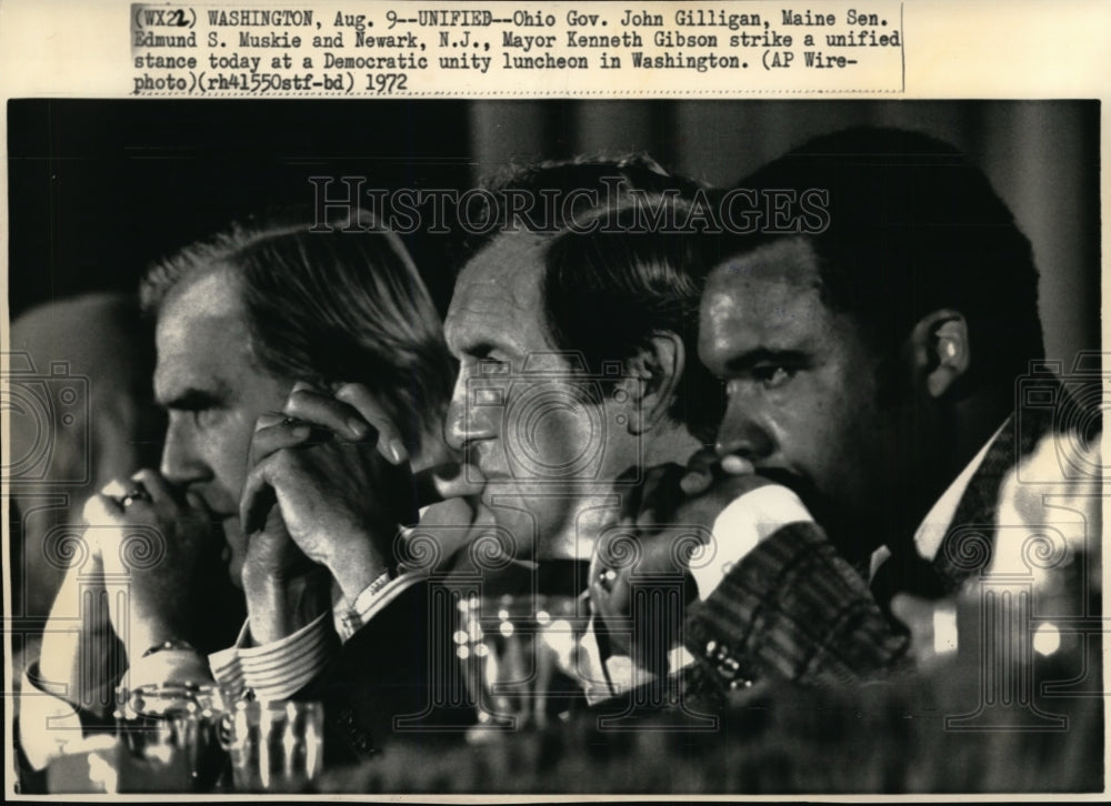 1972 Press Photo Gov John Gilligan, Sen Edmund Muskie and Mayor Kenneth Gibson - Historic Images