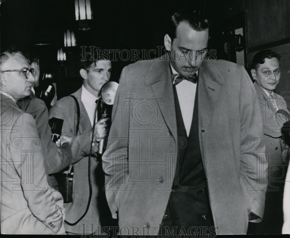 1954 Press Photo James Manning juror in the Sheppard murder trial leaving court. - Historic Images