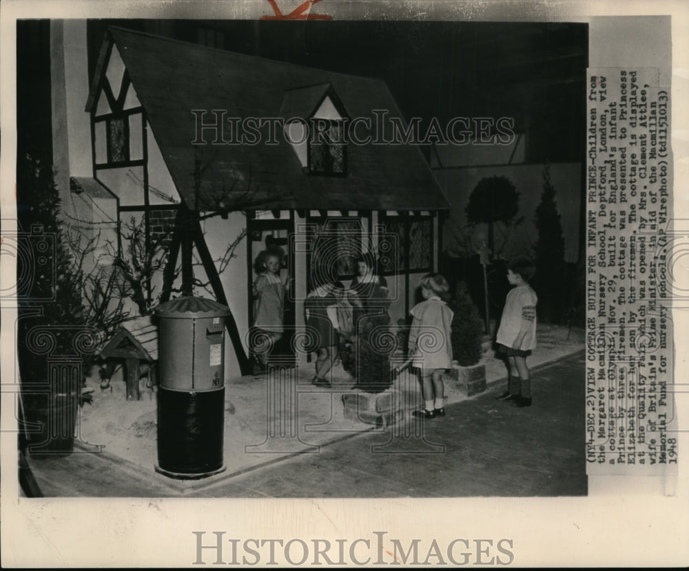 1948 Press Photo A view cottage made by 3 firemen for the baby Prince Charles-Historic Images