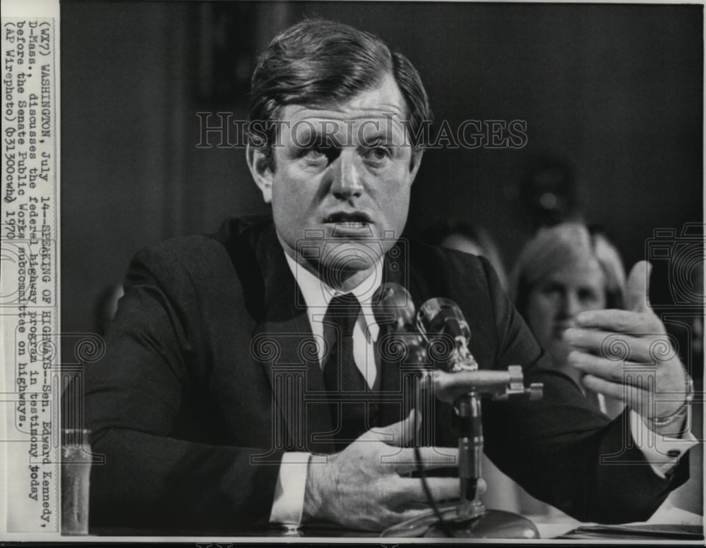 1970 Press Photo Senator Edward Kennedy (D-Mass) discusses highway program. - Historic Images