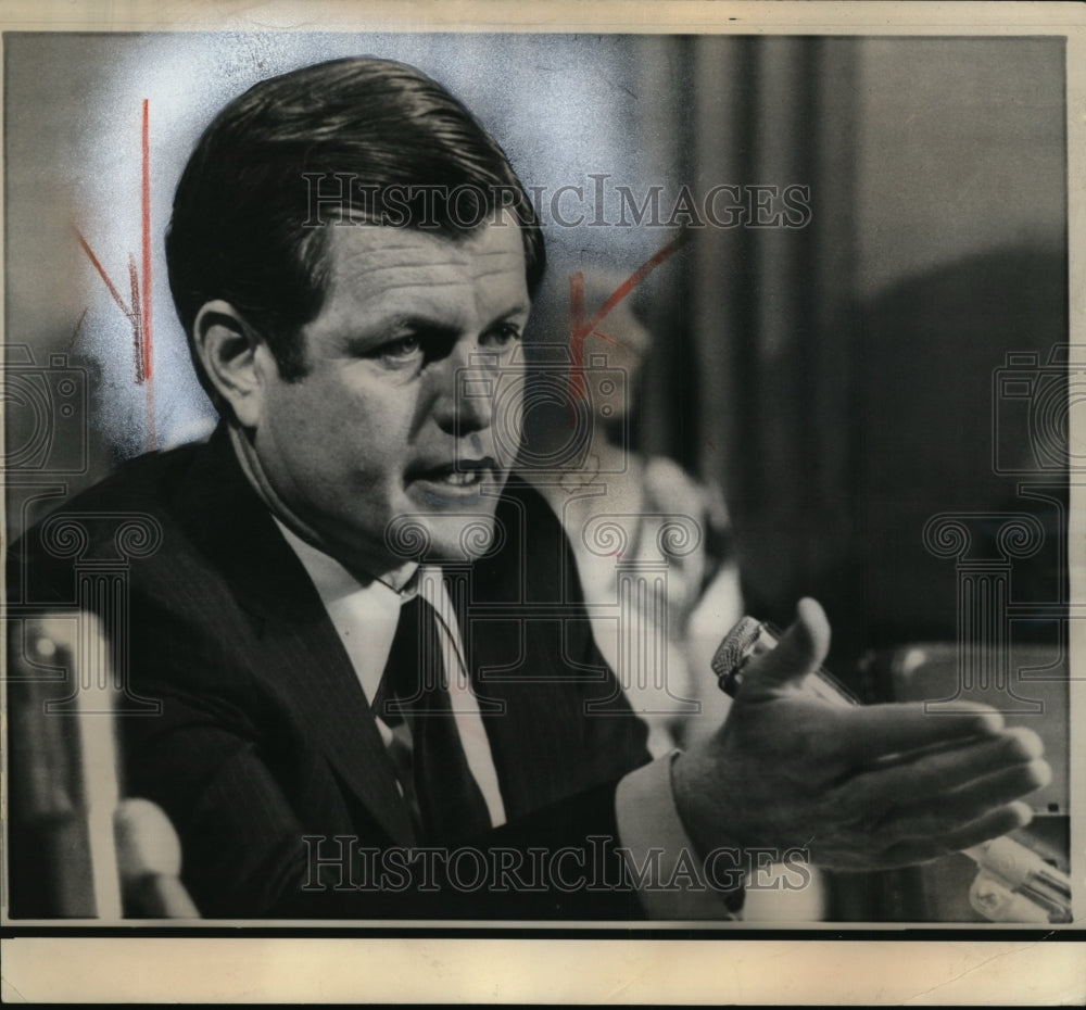 1970 Press Photo Sen. Edward M. Kennedy during a Senate Judiciary hearing - Historic Images