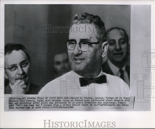 1962 Press Photo Mr. Oliver Powers talked with Moscow's newsmen,talked about son - Historic Images