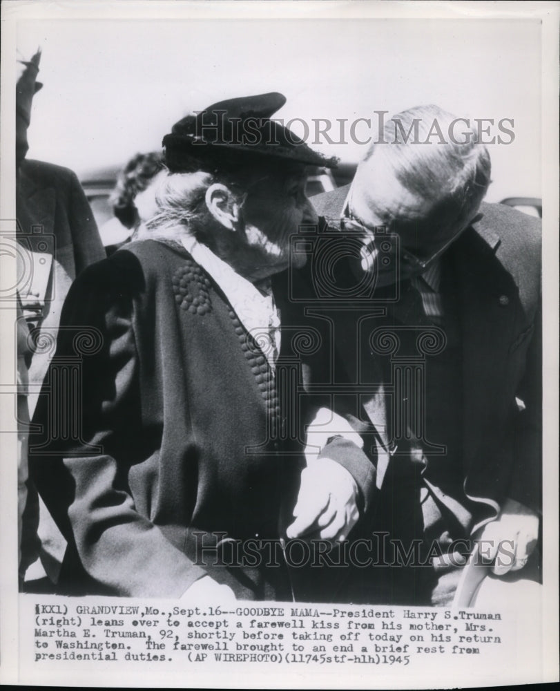 1945 Press Photo President Harry S. Truman and his mother, Martha Truman.-Historic Images