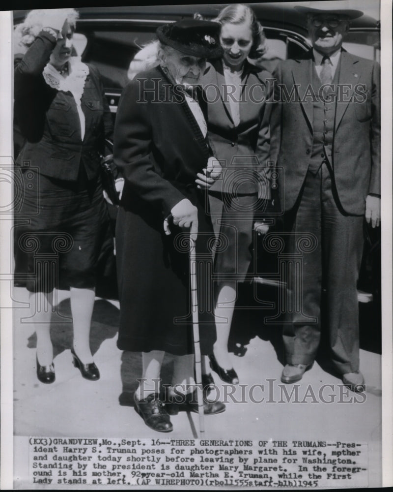 1945 Press Photo President and Mrs. Harry S. Truman with his mother and daughter - Historic Images