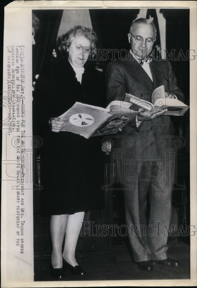 1945 Press Photo President and Mrs. Truman browse through donated books. - Historic Images