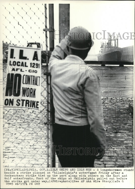 1971 Press Photo Longshoremen stands beside a strike placard - cvw15063 - Historic Images