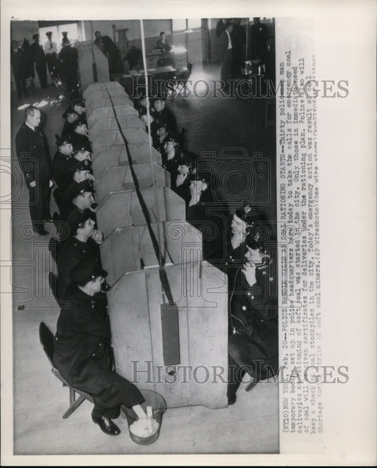 1950 Press Photo Thirty policemen answer calls for emergency coal deliveries - Historic Images