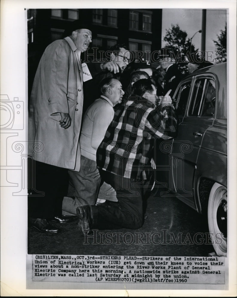 1962 Press Photo Strikers of the International Union of Electrical Workers plead - Historic Images