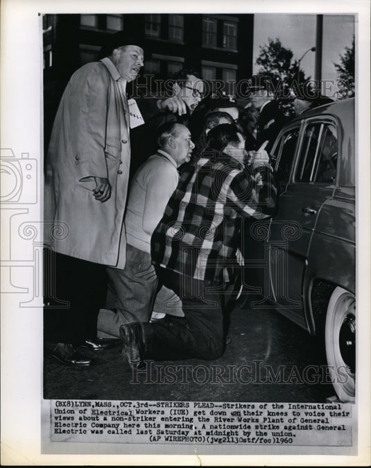 1962 Press Photo Strikers of the International Union of Electrical Workers plead - Historic Images